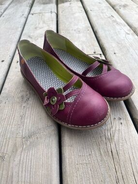 Caron Chaussures Berry Mary Jane Flats with Floral Accent Size 38